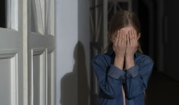 «Поцеловал, приняв за дочь»: жезказганец попал под следствие за приставание к несовершеннолетней