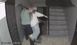 Нападение на девушку в подъезде попало на видео в Улытауской области