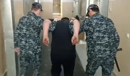 Сәтбаевта ер адам подъезде қызға шабуыл жасады: полиция күдіктіден жауап алу сәтінен видео жариялады