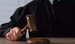 Ақтөбеде екі баласын өлтірді деп айыпталған әйелдің соты басталды