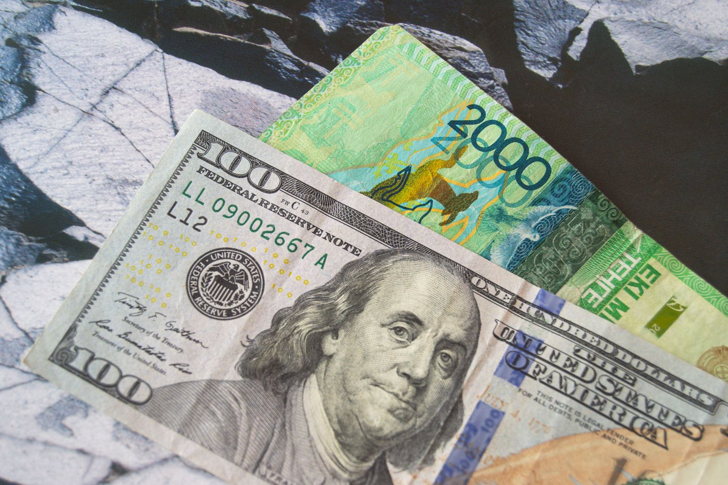 Доллар бағамы 464 теңгеге түсетіні болжанды