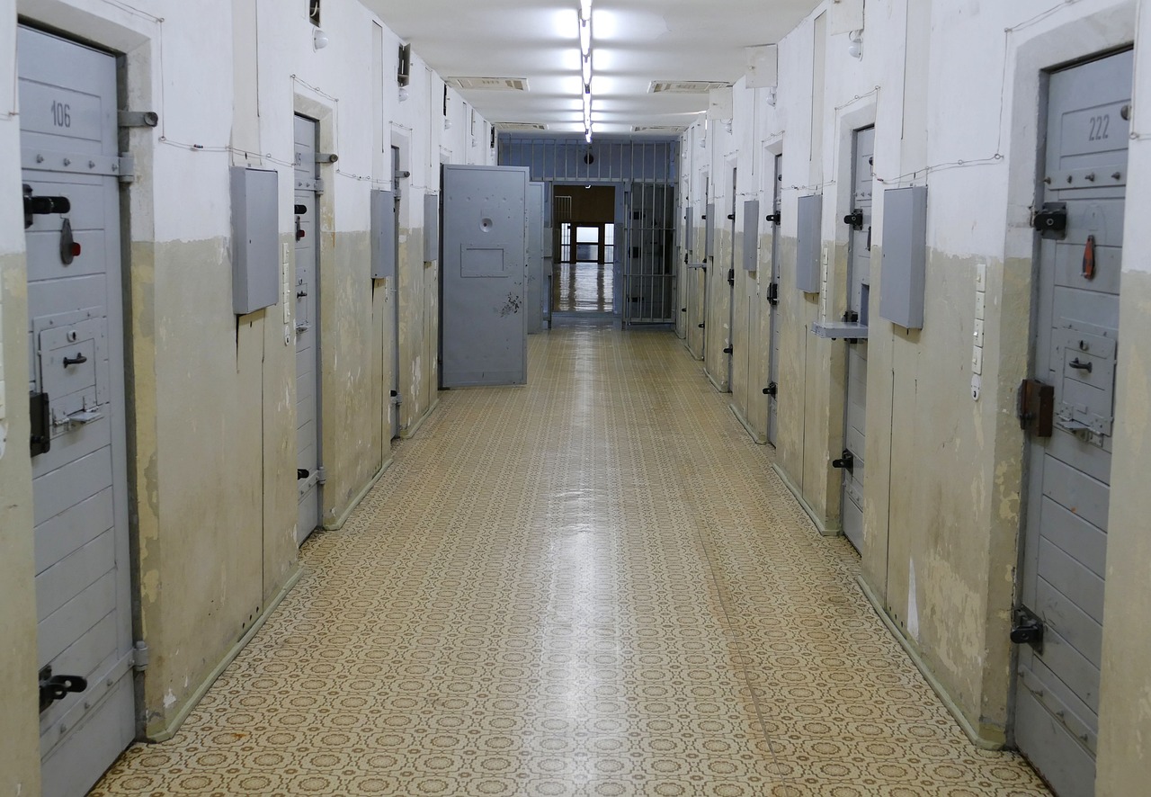 Сотрудника прокуратуры задержали в Таразе
