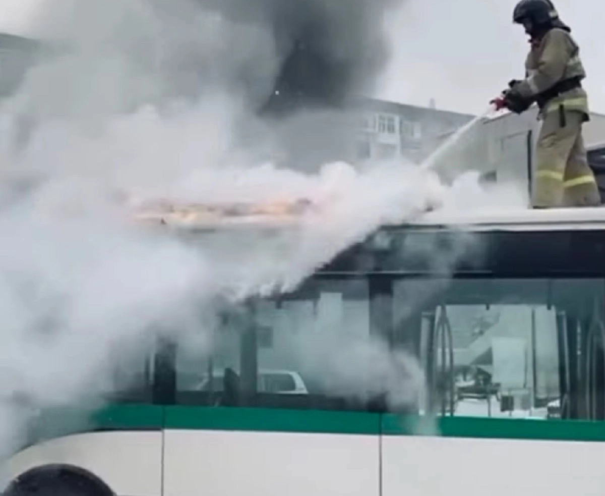 В Астане вспыхнула крыша маршрутного автобуса