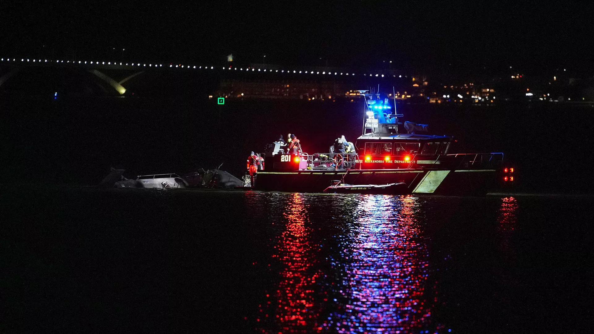АҚШ-та ұшақ апатқа ұшырады: 18 адамның мәйіті табылды