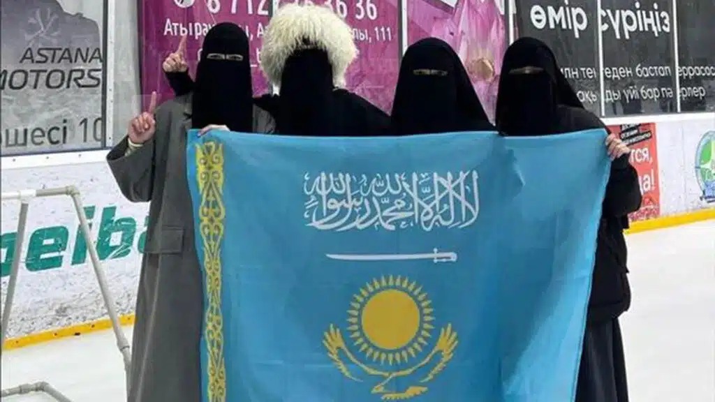 В Атырау задержали девушек после скандального фото с флагом
