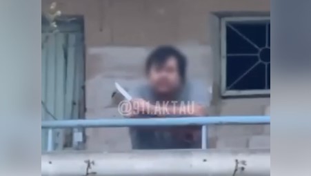 Ақтауда пышақ ұстаған ер адам балаларды шошытты