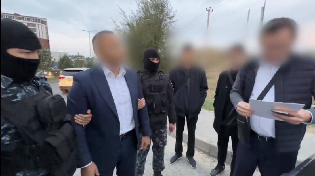 От 150 до 400 тысяч: ОПГ по выдаче прав организовали в спецЦОНе Шымкента