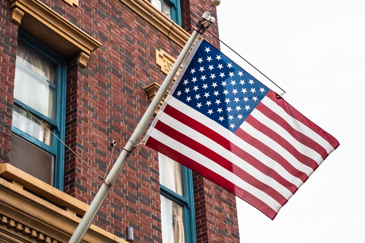 Покинуть США и получить 1 тыс. долларов: посольство обратилось к казахстанцам